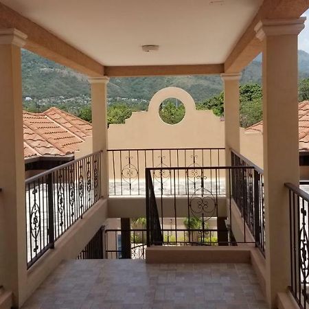 Apt 12, Executive Suites Ja - Palms Enfield Buitenkant foto