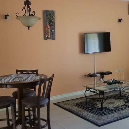 Apt 12, Executive Suites Ja - Palms Enfield Buitenkant foto