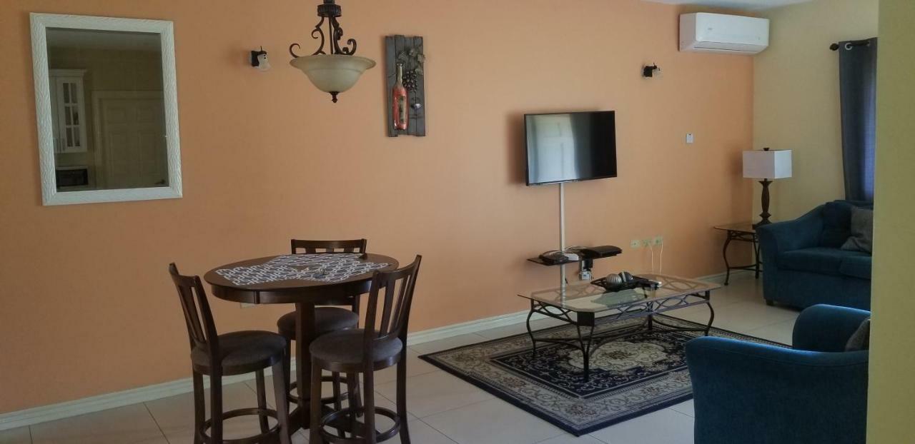 Apt 12, Executive Suites Ja - Palms Enfield Buitenkant foto
